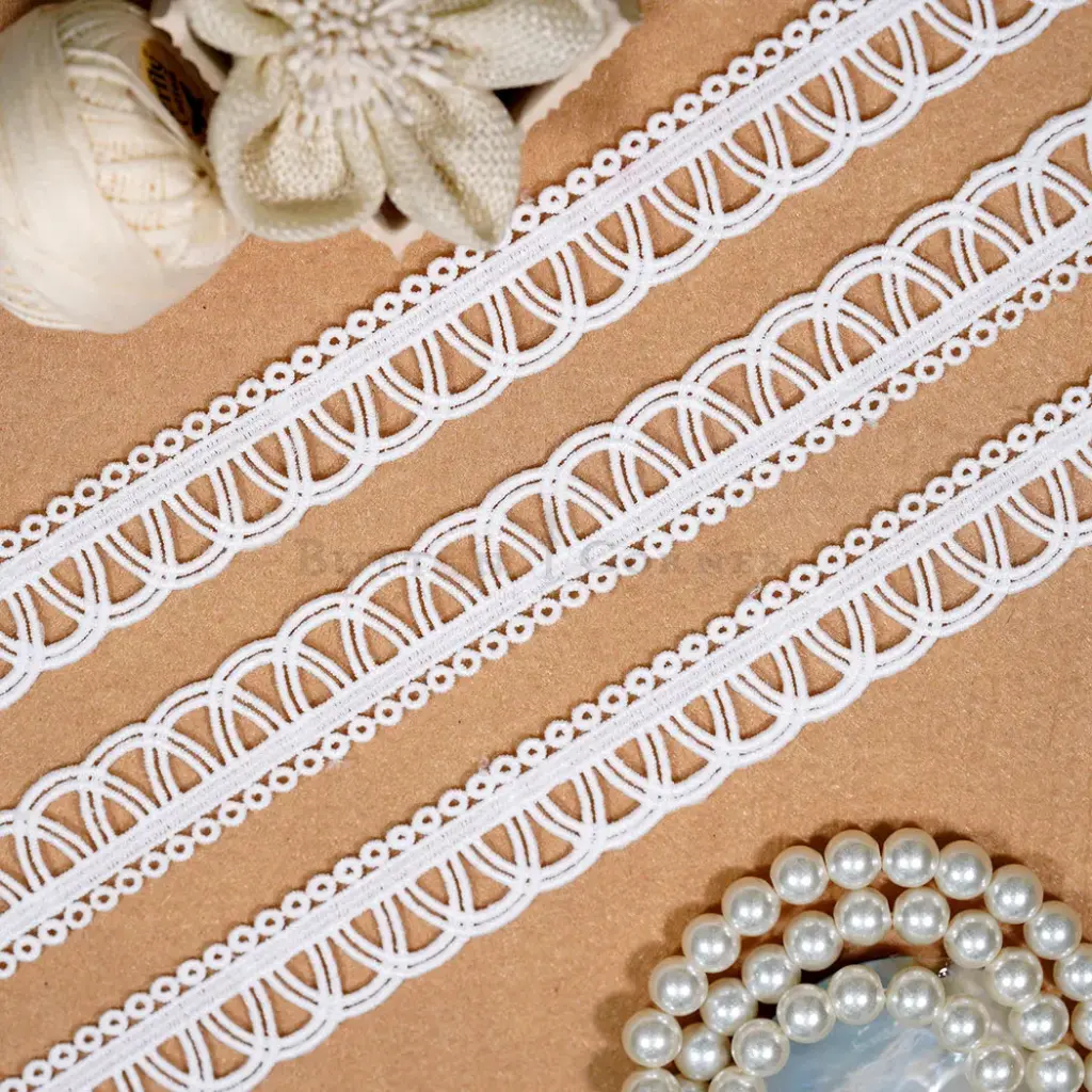 One Side Border Shuttle Lace with Scallop Edge
