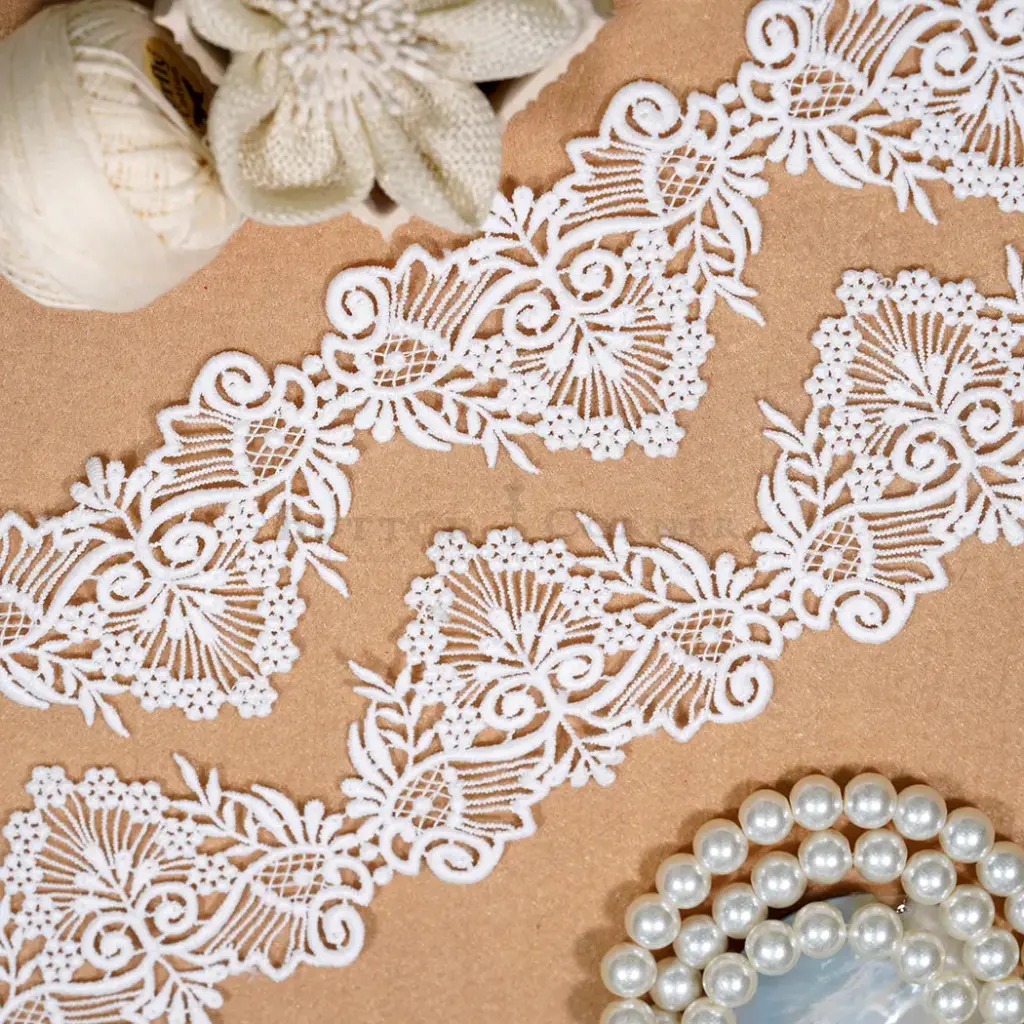 Geometric Design Scallop Border Shuttle Lace