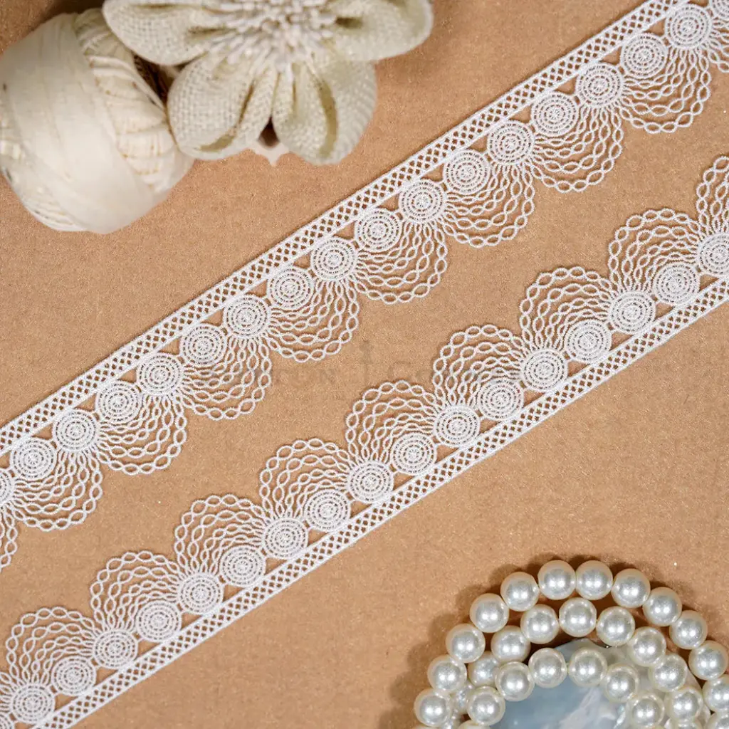 One Side Border Shuttle Lace with Circular Pattern & Scallop Border