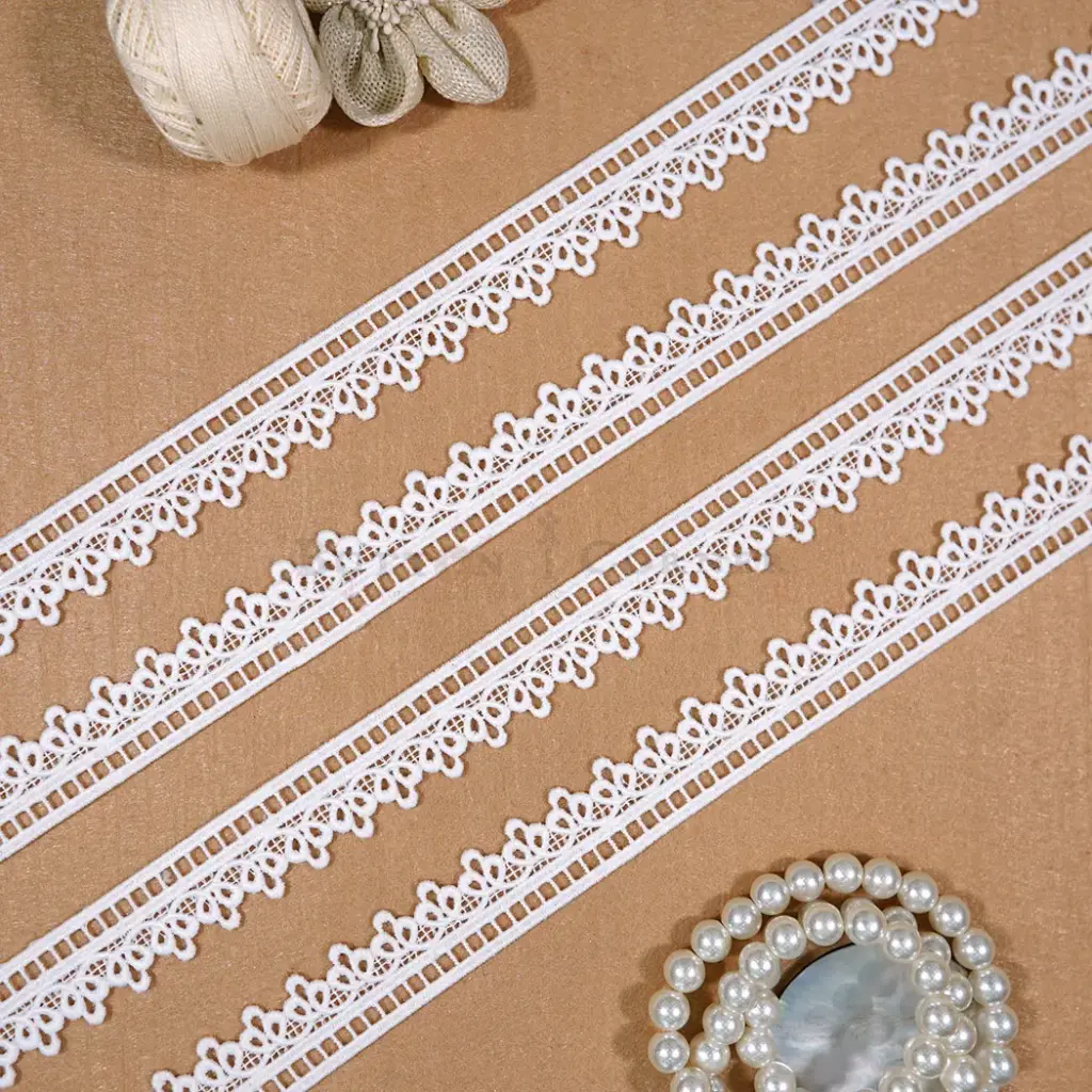One Side Border Shuttle Lace with Scallop Border