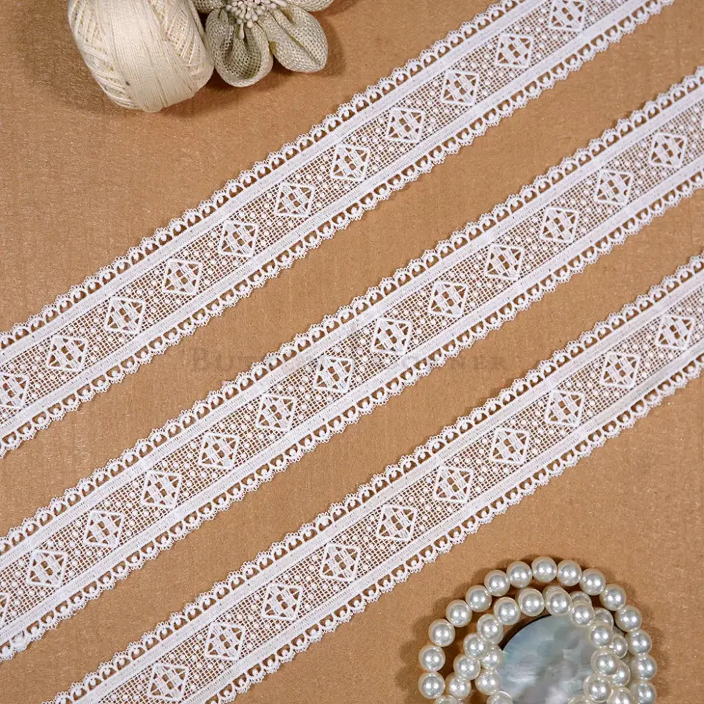 Geometric Centre Design with Dual Border Skuttle Lace