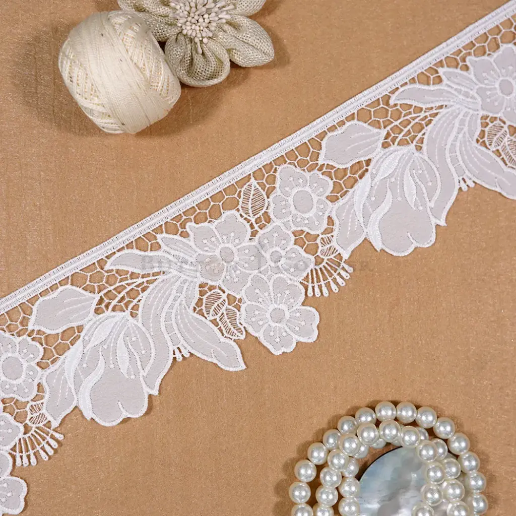 Scallop Border with Floral Pattern Shuttle Lace