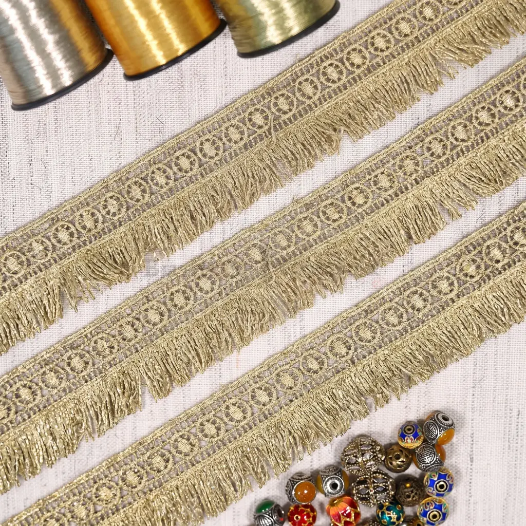 Metallic Yarn Shuttle Hanging Lace