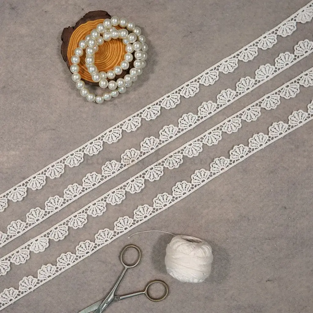 One Side Border Shuttle Lace