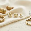 Crown Design Plastic Shank Button
