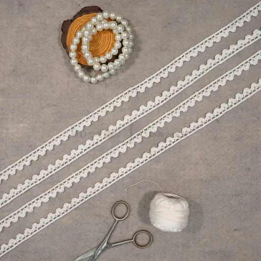 [18471 WHITE] One Side Border Shuttle Lace