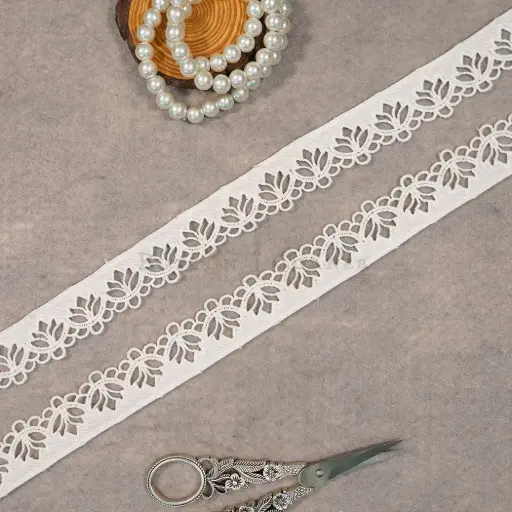 [D6464/19376 WHITE] One Side Border Shuttle Lace