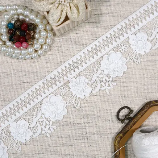 [19188T7 WHITE] One Side Border Shuttle Lace