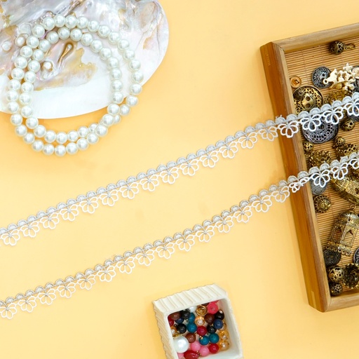 Metallic Yarn Border Shuttle Lace