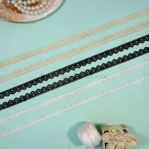 Scallop Edge Side Border Shuttle Lace