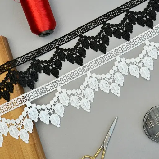 Leaf Scallop Edge with Side Border Shuttle Lace