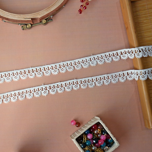 [20353 WHITE] One Side Border Shuttle Lace