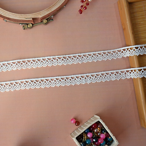 [22030 WHITE] One Side Border Shuttle Lace