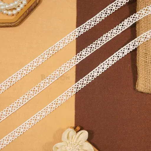[ALN435/D15869 WHT] One Side Border Shuttle Lace