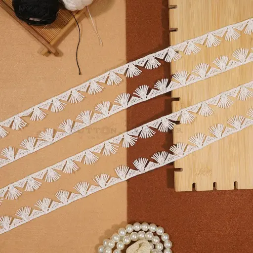 [D3153 WHITE] One Side Border Shuttle Lace