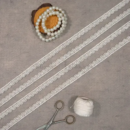 [18781 WHITE] One Side Border Shuttle Lace
