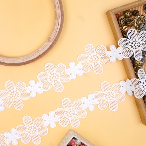 [82548-6 WHITE] Repeating Flower Pattern Shuttle Lace