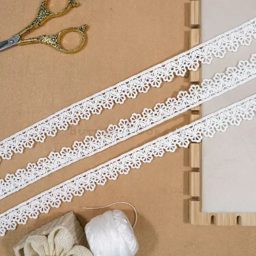 [22032 WHITE] One Side Border Shuttle Lace