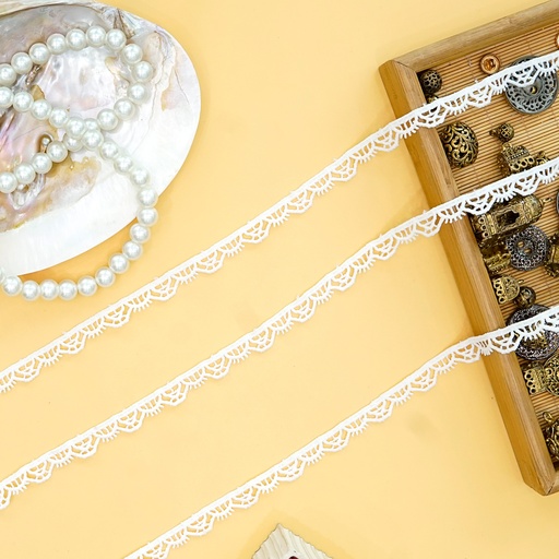 [22040 WHITE] One Side Border Shuttle Lace