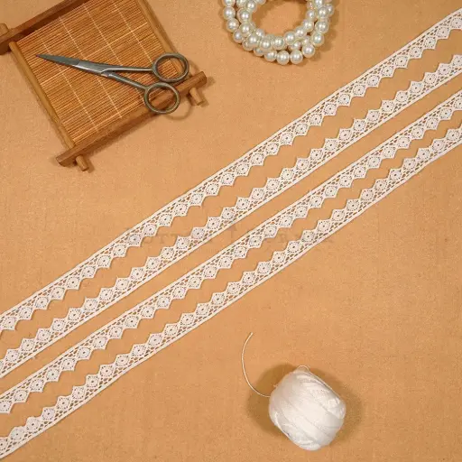 [22667 WHITE] One Side Border Shuttle Lace