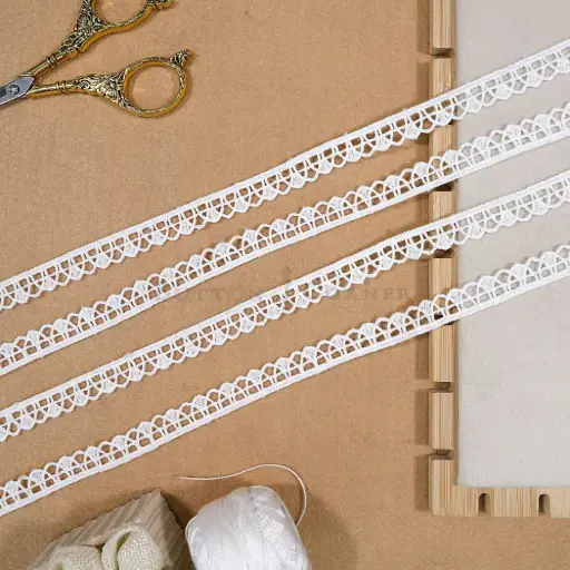 One Side Border Shuttle Lace