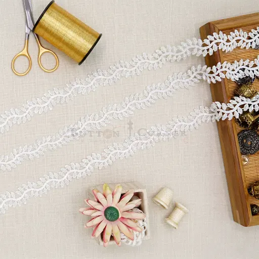[MYB929 WHITE] Tiny Leaf Shape Shuttle Lace With Pearl