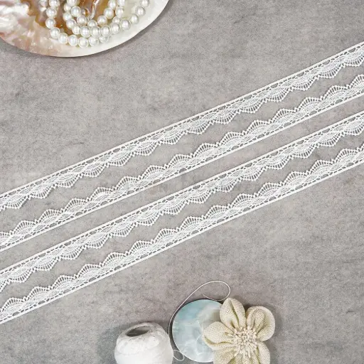 [AL740 WHITE] One Side Border Shuttle Sequence Lace