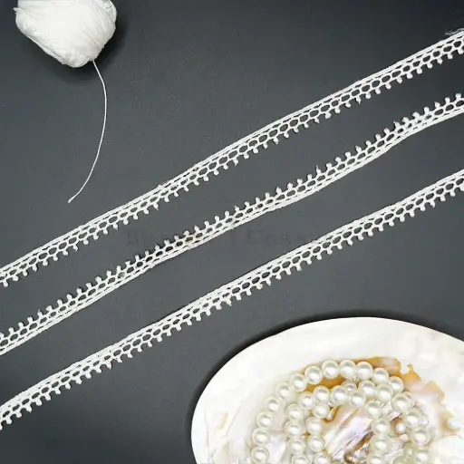 [D3038 WHITE] One Side Border Polyester Shuttle Lace