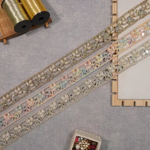 Metallic Yarn Lace In Pearl & Mirror
