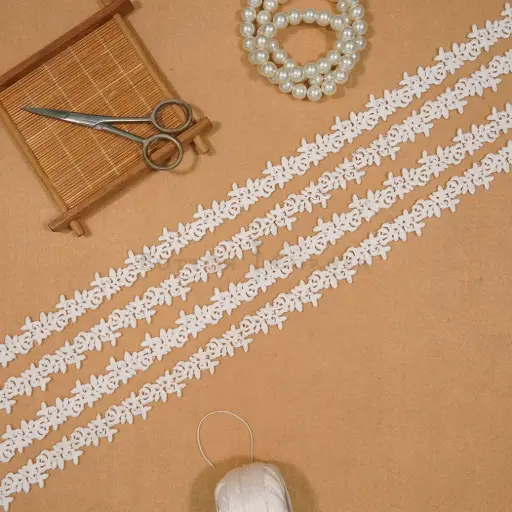 [A7376 WHITE] Flower Design Shuttle Lace