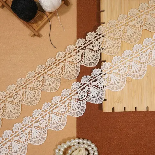 One Side Border Scallop Shuttle Lace