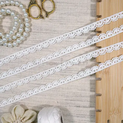 [MYB932/19065 WHITE] One Side Border Shuttle Lace