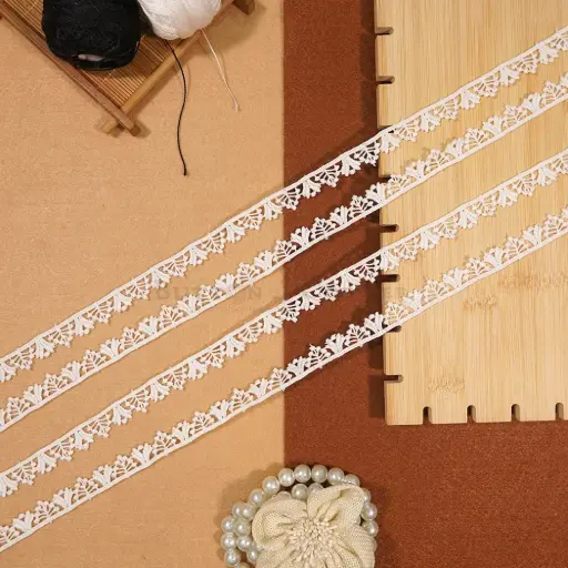 [MYB935 WHITE] One Side Border Shuttle Lace