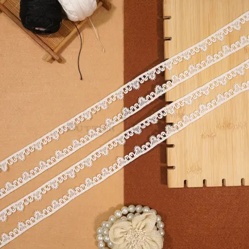 [MYB936 WHITE] One Side Border Shuttle Lace