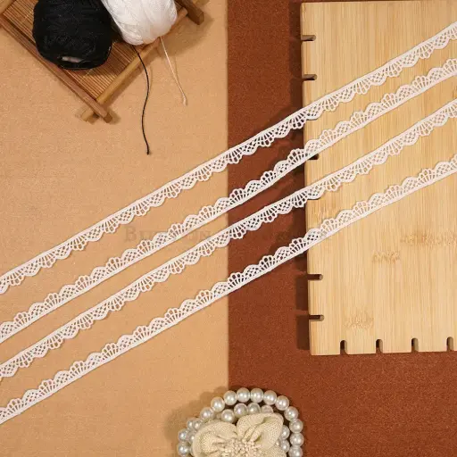 [MYB937 WHITE] One Side Border Shuttle Lace