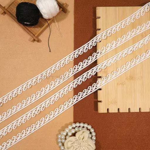 [MYB938 WHITE] One Side Border Shuttle Lace