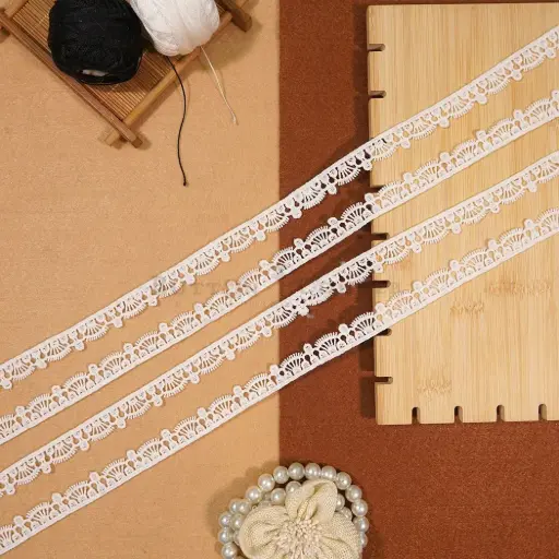 [MYB940 WHITE] One Side Border Shuttle Lace