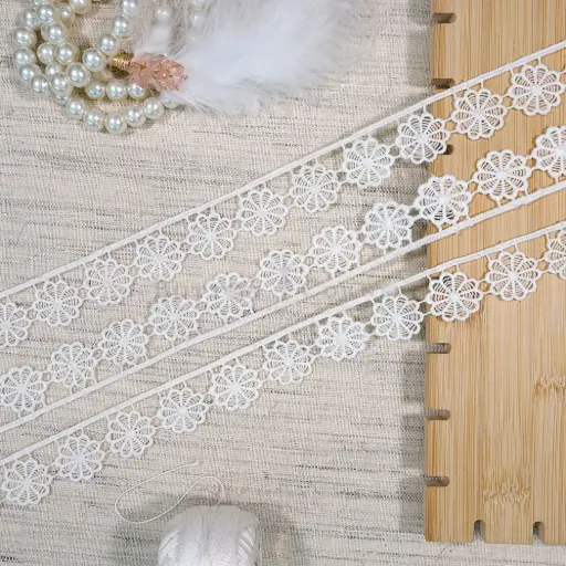 [MYB942/19220 WHITE] One Side Border Shuttle Lace