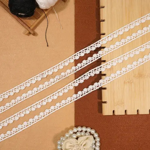[MYB947 WHITE] One Side Border Shuttle Lace