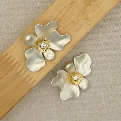 [F80017 WHITE MIST] Vintage Petal Flower Rhinestone Oversized Button
