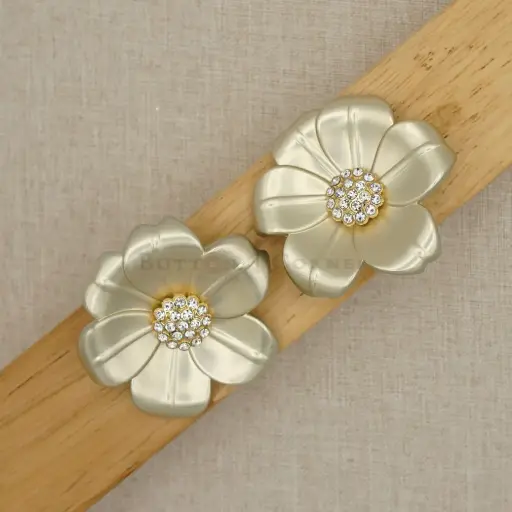 [F80022 WHITE MIST] Centre Crystals Blossom Flower Design Oversized Button 