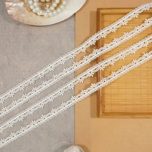 [MYB951/18999 WHITE] One Side Border Shuttle Lace