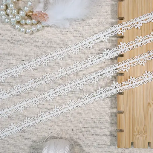 [MYB951/18999 WHITE] One Side Border Shuttle Lace