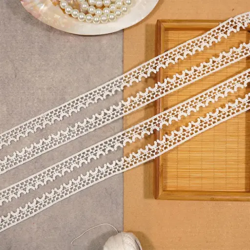 [D22551 WHITE] One Side Border Shuttle Lace