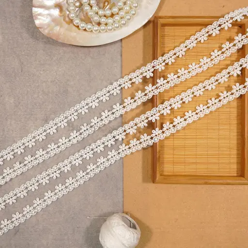 [D22847 WHITE] One Side Border Shuttle Lace