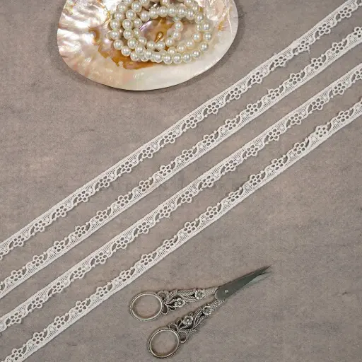 [16183 WHITE] One Side Border Shuttle Lace