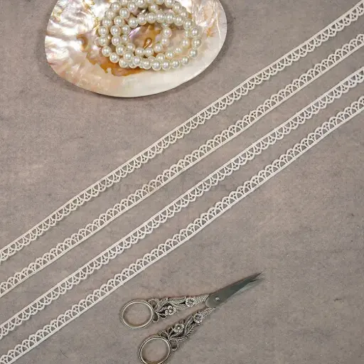 One Side Border Shuttle Lace