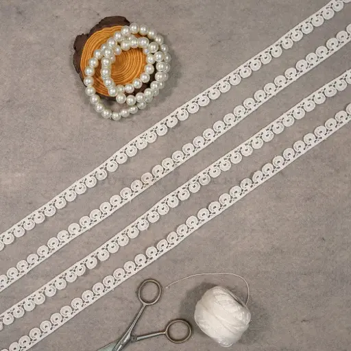 [20348 WHITE] One Side Border Shuttle Lace