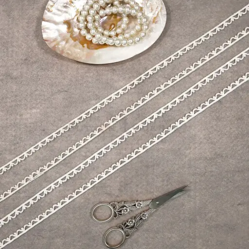 One Side Border Shuttle Lace