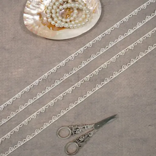 One Side Border Shuttle Lace